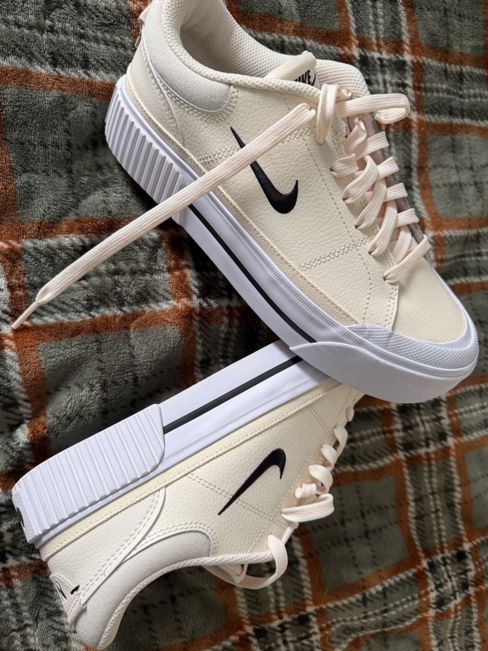 Nike court legacy lift in the colors pale ivory/muslin/ black and white in women